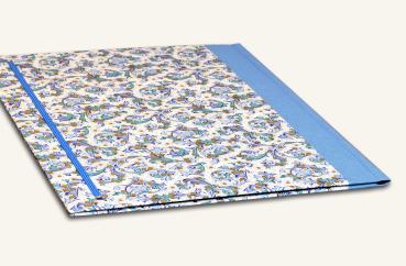 Handgemachte Mappe mit blauem Baumwollbandverschluß